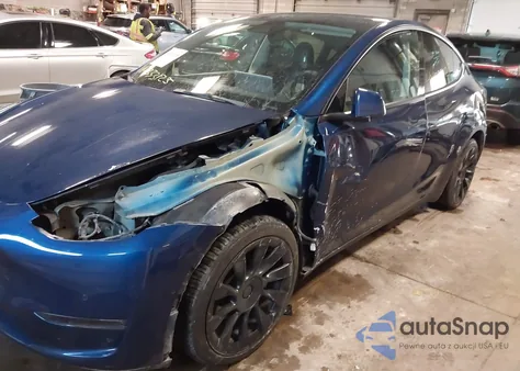 2022 Tesla Model Y Long Range Dual Motor All-Wheel Drive z USA, uszkodzony, nr VIN 7SAYGDEE4NF447310